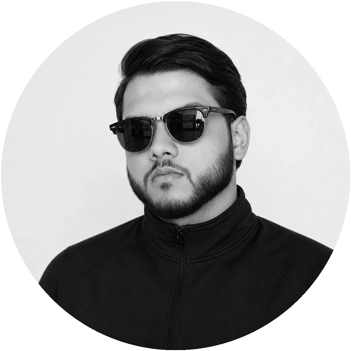 Retrato em preto e branco de Lucas Castro, de óculos escuros e jaqueta preta
